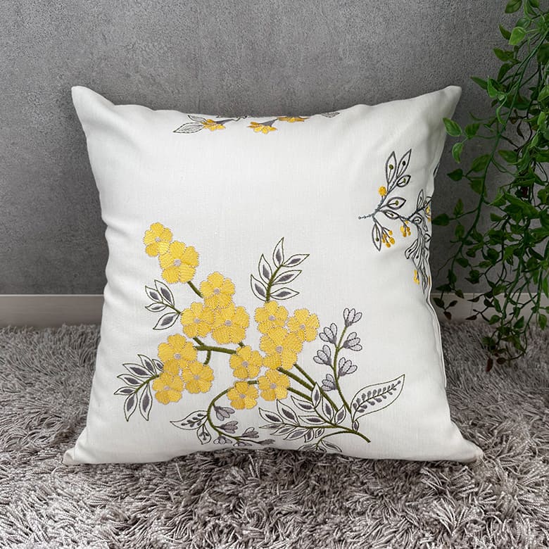 可愛らしい花々を刺繍 クッションカバー hino