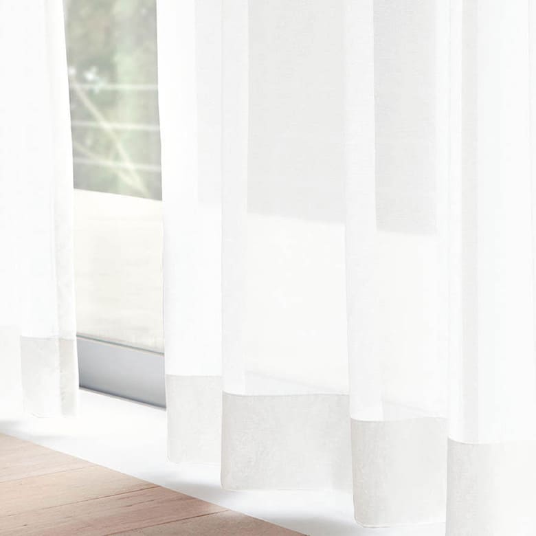 夏の暑い日差しを遮る レースカーテン