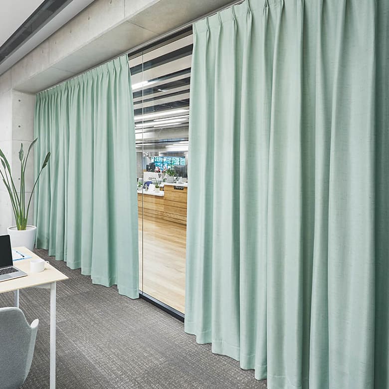 ほのかな光沢感が隠し味 ドレープカーテン